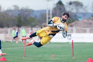 عکس | کنایه سنگین بیرانوند به پرسپولیسیها با جام قهرمانی