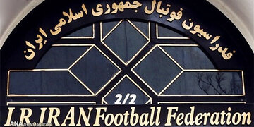 فدراسیون فوتبال نمی خواهد درس بگیرد/ افزایش ۳۰ درصدی قراردادهای بازیکنان فوتبال، زیرمیزی ها را از بین نمی برد