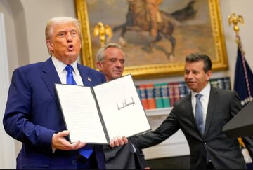 فرمان اجرایی که ترامپ آن را در سطح جهانی تاریخی اعلام کرد چه عواقبی دارد؟/این دستور بازی با جان مردم است یا به نفع مردم؟