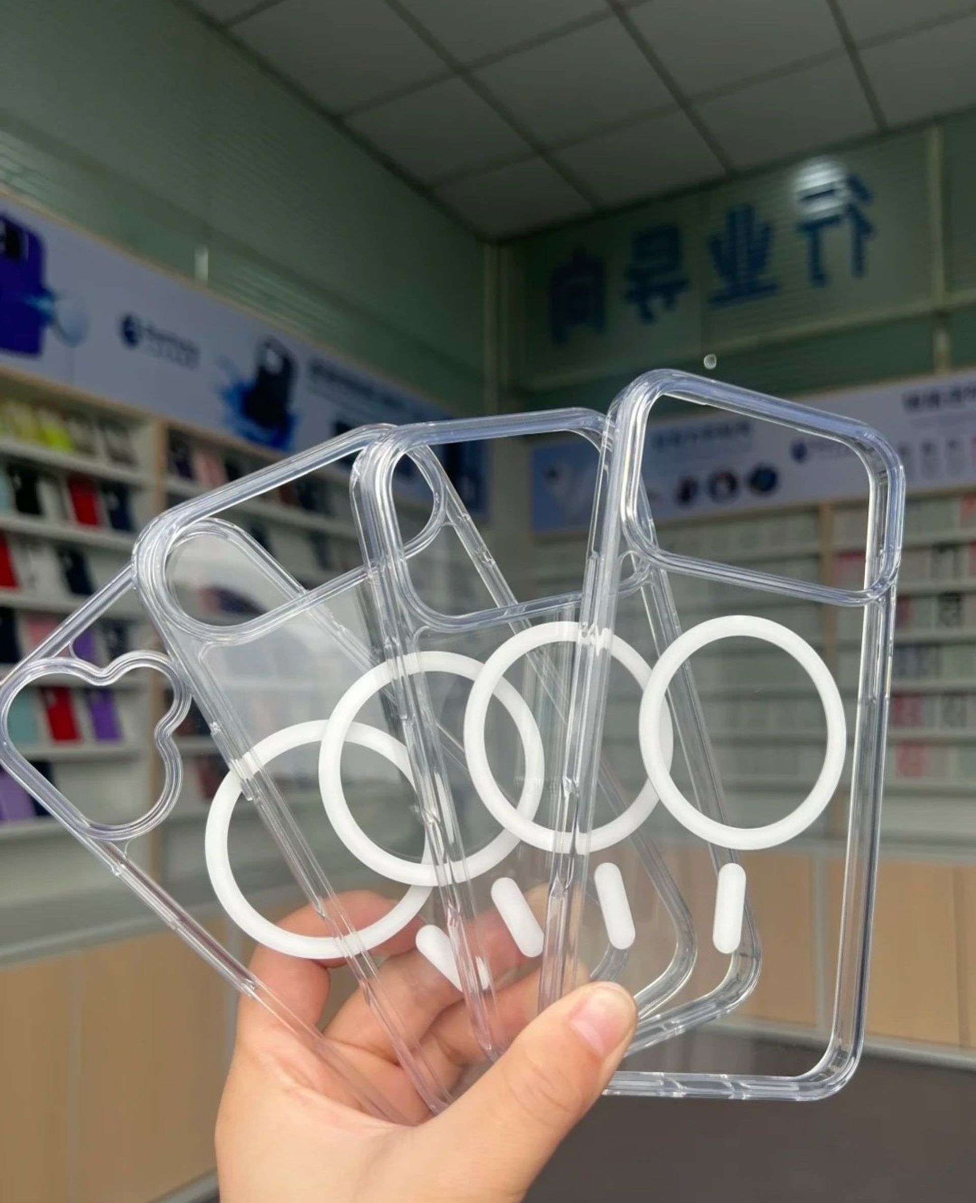 قاب سری آیفون ۱۷ در دست