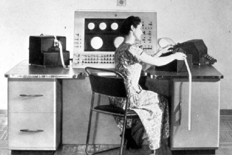 نخستین برنامه کامپیوتری دارای هوش مصنوعی چه بود و بر روی چه سختافزاری اجرا میشد؟