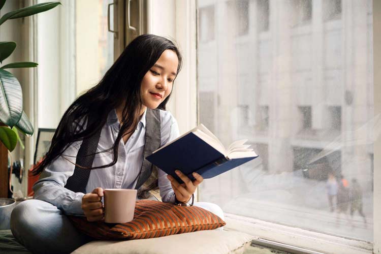 چگونه کتابخوانی سلامت روان شما را متحول میکند؟ (از علم تا تجربه)