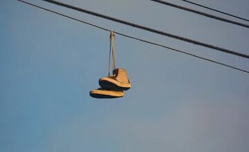 کفشهای آویزان از سیمهای برق/ چه رازی پشت این پدیده جهانی مرموز است؟