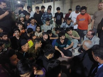 دیدار سرپرست سفارت ایران با اتباع افغان در حال بازگشت از کشور