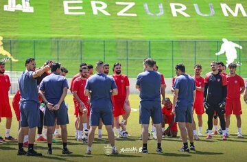 عکس| عکس یادگاری کادرفنی پرسپولیس در اردوی ترکیه