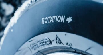 چرا برخی تایرها باید فقط در یک جهت بچرخند؟