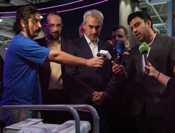 بازدید وزیر امور اقتصادی و دارایی از غرفه رایتل در نمایشگاه الکامپ ۱۴۰۴