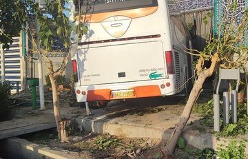 برخورد اتوبوس برونشهری با در ورودی مسجد در اصفهان/ راننده مجروح شد