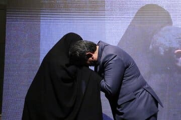 تجلیل از مادران شهدای کرمان / استاندار دست مادرش را بوسید