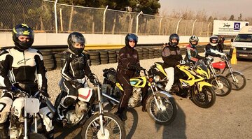 دبیر کارگروه فقه انجمن مطالعات زنان:موتورسواری زنان مشکل شرعی ندارد/ به آنها گواهینامه پایه یک برای کامیون و اتوبوس می دهیم، گواهینامه موتورسیکلت،نه!