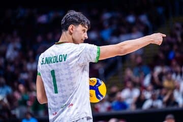 عکس| تحقق رویای پدر در جهان ورزش با دست پسران