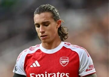 عکس| مُچگیری داور مانع حوله دزدی ستاره آرسنال