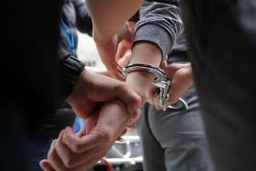 قاچاقچی سابقه‌دار در تهرانپارس غافل‌گیر شد