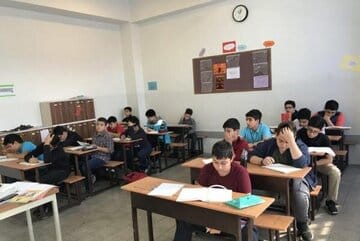 ۶۵ درصد کلاس های دوره ابتدایی به مرز ۴۰ نفر رسیده است/آموزش و پرورش کلاس‌های بدون معلم را با بازنشسته‌ها، روزمزد و تدریس اجباری مدیران جبران می‌کند