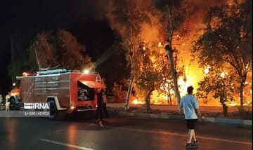 آتشسوزی گسترده در بابل/ آتش بعد از ۱۰ ساعت هنوز شعله میکشد