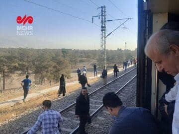 اختلال در مترو؛ مردم از قطار پیاده شدند و روی ریل به مسیرشان ادامه دادند/ عکس