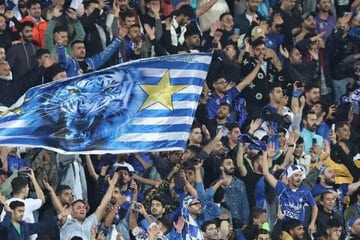 استقلال باشگاهی است که هرکس از کنارش رد شود می تواند پول به جیب بزند