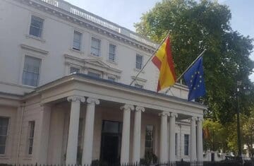 اسطوره فوتبال ایران در جشن روز ملی اسپانیا شرکت کرد / عکس