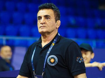 انتقاد عجیب یک روزنامه: آقای بنا، شما مگر از فوتبال سردرمی آورید که از وحید هاشمیان دفاع می کنید؟