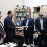 اهدا لوح تقدیر و تندیس جشنواره ملی اقوام و عشایر به مدیر کل فرهنگ و ارشاد چهارمحال وبختیاری