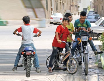 دادن گواهینامه موتور به پسرهای16ساله خطرناک است یا مفید؟