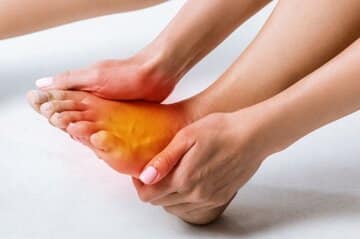 علت داغ شدن کف پا در شب