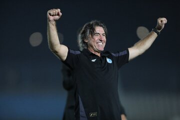 عکس| خوشحالترین سرمربی لیگ ایران؛ مشتهای گره کرده ساپینتو بعد از برد بزرگ