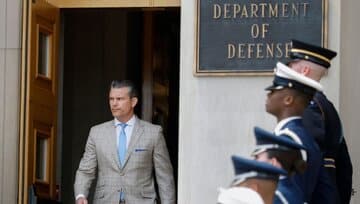 پنتاگون با تایید فرود اضطراری هواپیمای وزیر جنگ: هگست در سلامت است