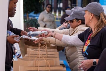 کارمندان دولت آمریکا در صف غذا؛ آشپزخانه خیریه جهانی دستبهکار شد