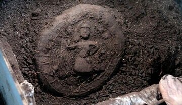 کشف پنج قرص نان سوخته در جریان حفاری تپه‌ای باستانی/ عکس