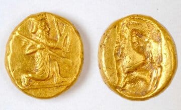 کشف گنج سکه‌های هخامنشی در زیر حیاط یک خانه‌/ عکس