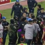 آشوب در فوتبال بولیوی/ ۱۷ اخراجی و گاز اشک آور زدن پلیس