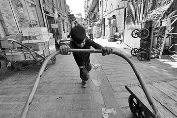 از خیابان تا فضای مجازی؛ چهرههای نوین بهرهکشی از کودک و نوجوان/ «در تهران، مشهد و اهواز، بخشی از نوجوانان کار فاقد شناسنامهاند»