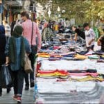 اضطرابهای دستفروشی در تهران/ دستفروشان: ماموران شهرداری از هر نفر در خیابان ولیعصر با توجه به مکان هر شب ۲۰۰هزار تا ۲ میلیون تومان حق حساب میگیرند