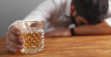 افزایش چشمگیر بیماران الکلی؛ «شبی یکی دو بیمار با مسمومیت اتانول داریم»/ شیشه دارد جای هروئین را میگیرد