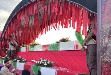 تشییع با شکوه ۹ شهید گمنام در کرمان / حماسه مردم در وداع با همرزمان حاج قاسم سلیمانی