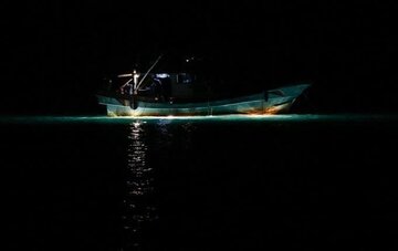 توقیف دو فروند قایق صید غیرمجاز شبچراغی در آبهای جاسک