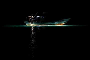 توقیف یک فروند شناور بیهویت شب چراغی در آبهای جاسک