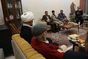 حضور نماینده ولیفقیه در استان سمنان و مدیرکل کتابخانههای عمومی در منزل نویسنده پیشکسوت استاد فرهنگ شکوهی