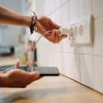 خطرات شارژر تقلبی: هشدار جدی درباره آتش‌سوزی و برق‌گرفتگی