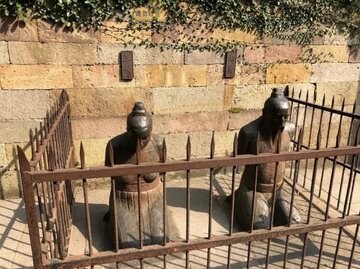 دو مجسمه منفور در چین که هر روز از هزاران نفر کتک میخورند