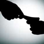 رشوه ۱۰۰ دلاری راننده متخلف به مأموران پلیس نامحسوس