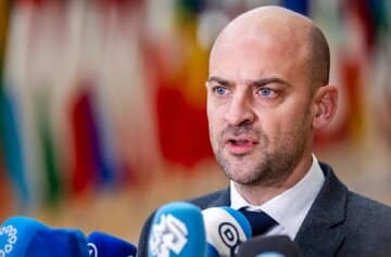 روایت فرانسه از دیدار عراقچی و بارو / وزیر خارجه فرانسه: ایران بدون تاخیر به همکاری با آژانس بازگردد