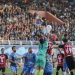 زنان بازهم پشت درهای بسته ورزشگاه امام رضا(ع) ماندند/ استقبال باورنکردنی از مسابقه ابومسلم