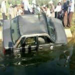 سقوط یک خودرو به داخل کانال آب