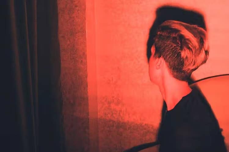 علم توضیح میدهد: چرا در تاریکی چیزهای غیرواقعی میبینیم؟