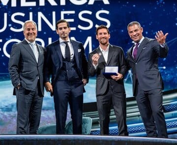 عکس| اهدای کلید شهر میامی به لیونل مسی در مقابل ترامپ