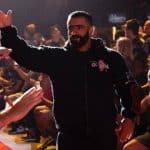 عکس | تصویر رهبر انقلاب روی تلفن همراه هادی چوپان