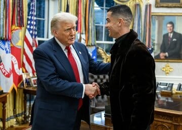 عکس| توضیح ترامپ به رونالدو از بمباران مراکز هستهای ایران با جنگندههای B2