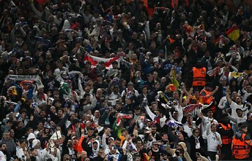 عکس| خواستگاری و جواب مثبت در حساسترین بازی لیگ قهرمانان اروپا!